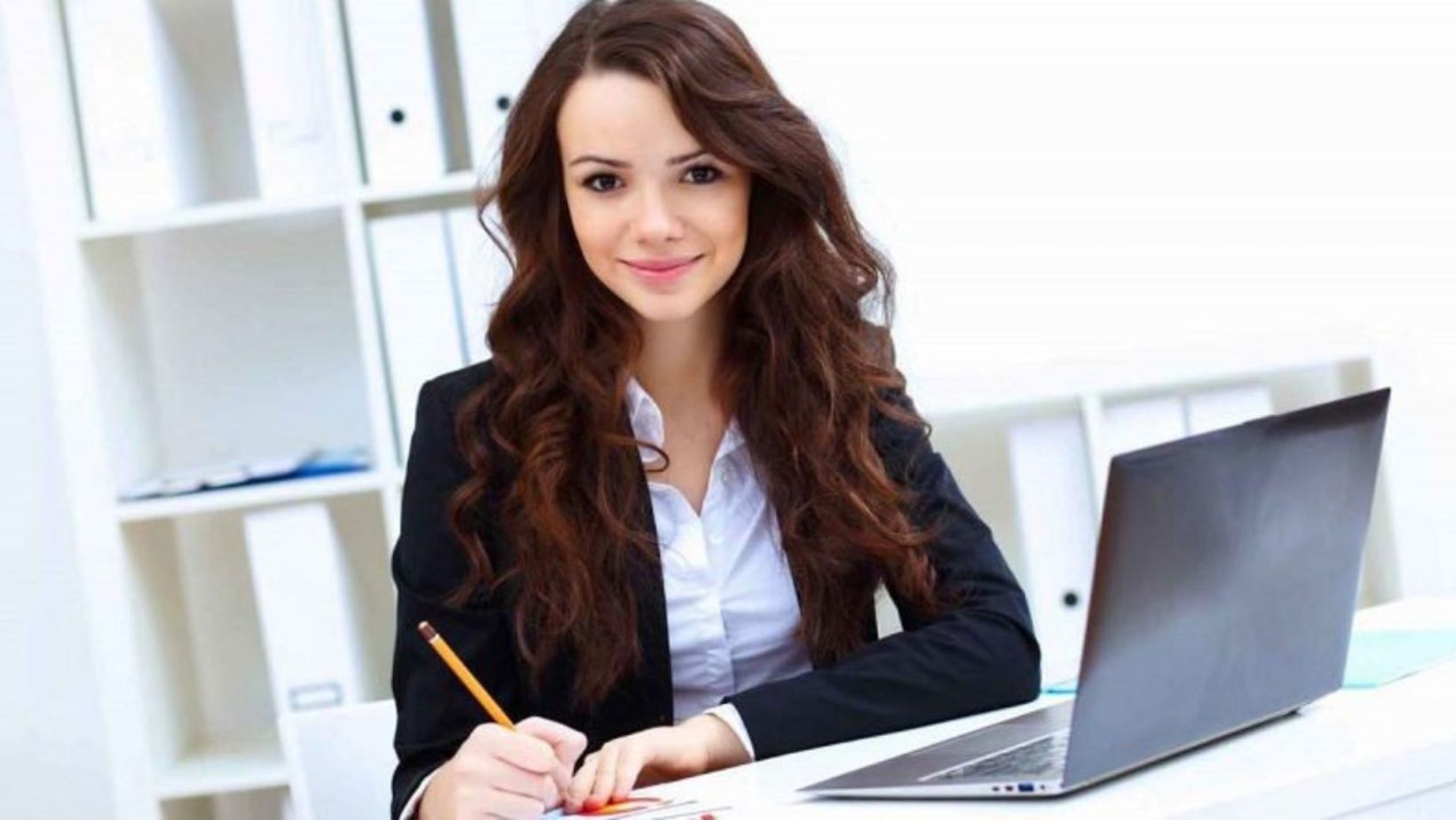 AUXILIAR ADMINISTRATIVA